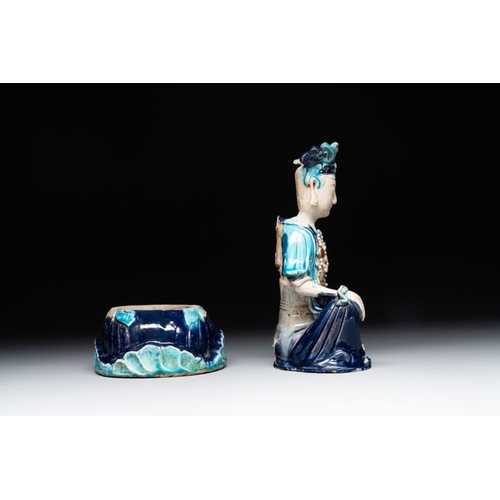 394 - A Chinese Fahua Guanyin on stand, MingH.: 25,5 cm (incl. stand)H.: 20 cm (excl. stand)The absence of... 