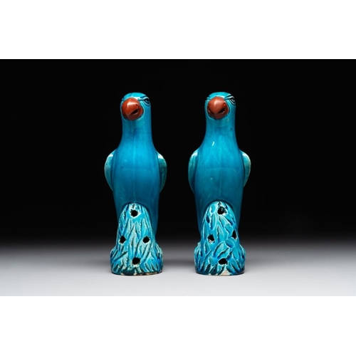 397 - A pair of Chinese turquoise-glazed parrots, 19th C.H.: 21 cm The absence of a condition report does ... 