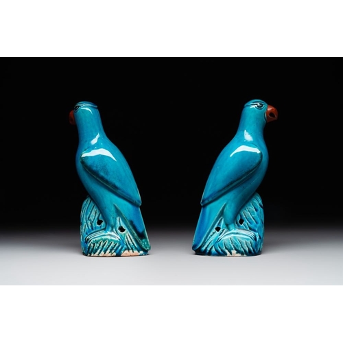 397 - A pair of Chinese turquoise-glazed parrots, 19th C.H.: 21 cm The absence of a condition report does ... 