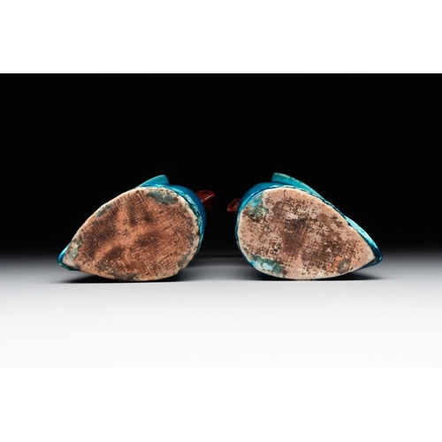 397 - A pair of Chinese turquoise-glazed parrots, 19th C.H.: 21 cm The absence of a condition report does ... 