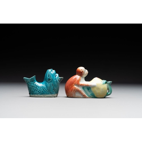 400 - Two Chinese famille rose and turquoise-glazed water droppers, Kangxi/QianlongL.: 10 cm - H.: 6,5 cm ... 