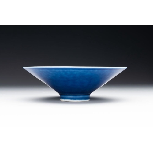 418 - A Chinese blue monochrome bowl, Guangxu mark and of the periodDia.: 13,4 cm - H.: 4,3 cmThe absence ... 