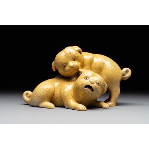 420 - A Chinese monochrome yellow-glazed group of two playing dogs, 19th C.L.: 17 cm - H.: 10 cmThe absenc... 