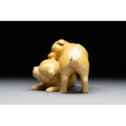 420 - A Chinese monochrome yellow-glazed group of two playing dogs, 19th C.L.: 17 cm - H.: 10 cmThe absenc... 