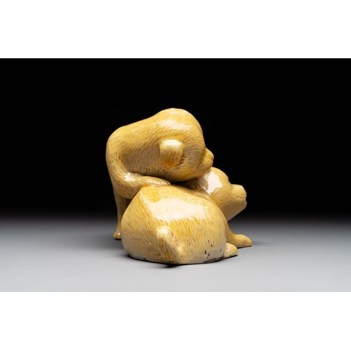 420 - A Chinese monochrome yellow-glazed group of two playing dogs, 19th C.L.: 17 cm - H.: 10 cmThe absenc... 