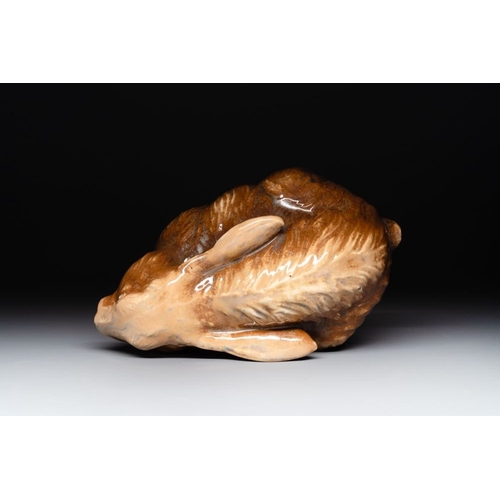 421 - A fine Chinese cafe-au-lait glazed hare on wooden stand, Tian mark, QingL.: 23 cm - H.: 12,5 cm (exc... 