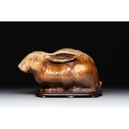 421 - A fine Chinese cafe-au-lait glazed hare on wooden stand, Tian mark, QingL.: 23 cm - H.: 12,5 cm (exc... 