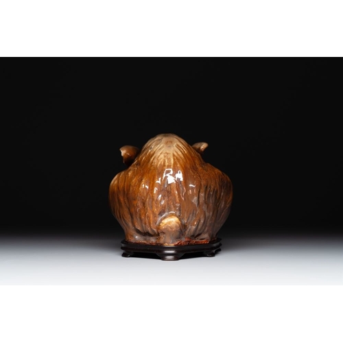 421 - A fine Chinese cafe-au-lait glazed hare on wooden stand, Tian mark, QingL.: 23 cm - H.: 12,5 cm (exc... 