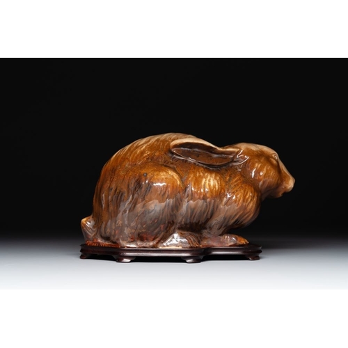 421 - A fine Chinese cafe-au-lait glazed hare on wooden stand, Tian mark, QingL.: 23 cm - H.: 12,5 cm (exc... 