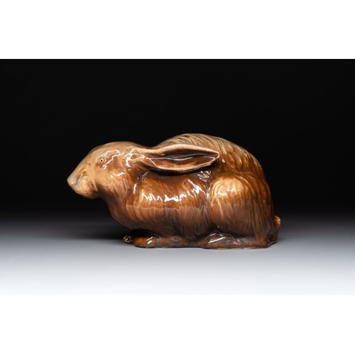 421 - A fine Chinese cafe-au-lait glazed hare on wooden stand, Tian mark, QingL.: 23 cm - H.: 12,5 cm (exc... 