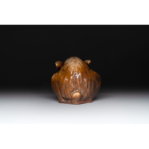 421 - A fine Chinese cafe-au-lait glazed hare on wooden stand, Tian mark, QingL.: 23 cm - H.: 12,5 cm (exc... 