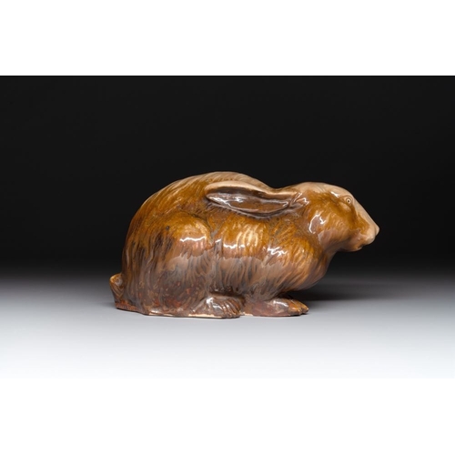 421 - A fine Chinese cafe-au-lait glazed hare on wooden stand, Tian mark, QingL.: 23 cm - H.: 12,5 cm (exc... 