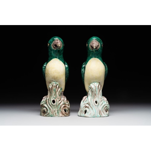 423 - A pair of Chinese verte biscuit parrots, 19th C.H.: 25,8 cm The absence of a condition report does n... 