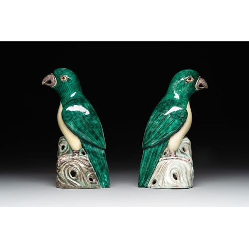 423 - A pair of Chinese verte biscuit parrots, 19th C.H.: 25,8 cm The absence of a condition report does n... 