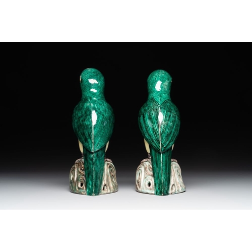 423 - A pair of Chinese verte biscuit parrots, 19th C.H.: 25,8 cm The absence of a condition report does n... 