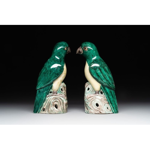 423 - A pair of Chinese verte biscuit parrots, 19th C.H.: 25,8 cm The absence of a condition report does n... 