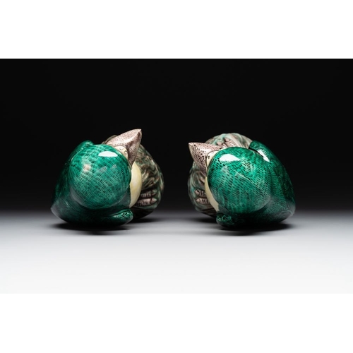 423 - A pair of Chinese verte biscuit parrots, 19th C.H.: 25,8 cm The absence of a condition report does n... 