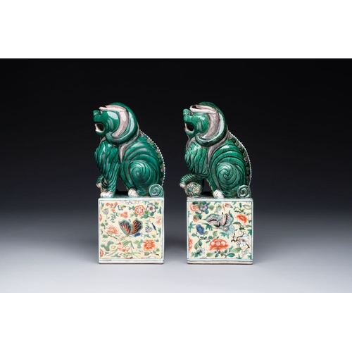 425 - A pair of Chinese famille verte Buddhist lions, 19th C.H.: 25,5 cmThe absence of a condition report ... 