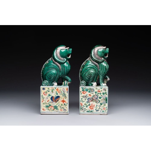 425 - A pair of Chinese famille verte Buddhist lions, 19th C.H.: 25,5 cmThe absence of a condition report ... 