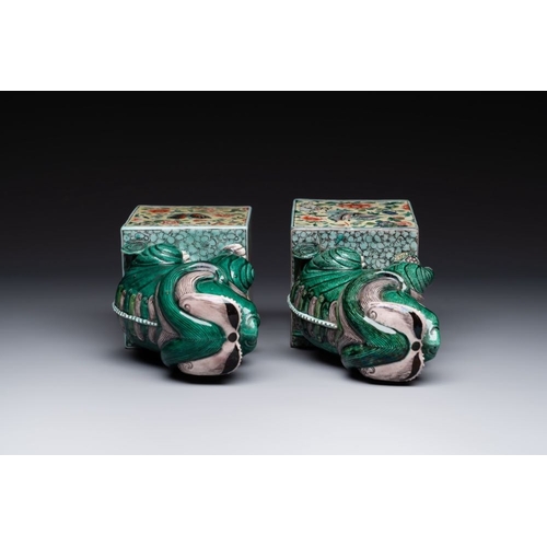 425 - A pair of Chinese famille verte Buddhist lions, 19th C.H.: 25,5 cmThe absence of a condition report ... 