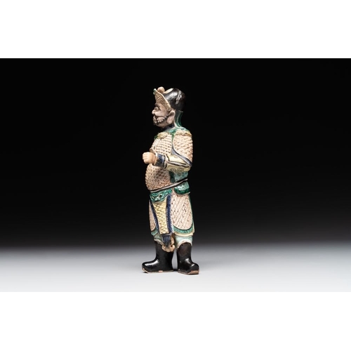 428 - A fine Chinese verte biscuit figure of a warrior on wooden stand, KangxiH.: 24,5 cm (incl. stand)H.:... 