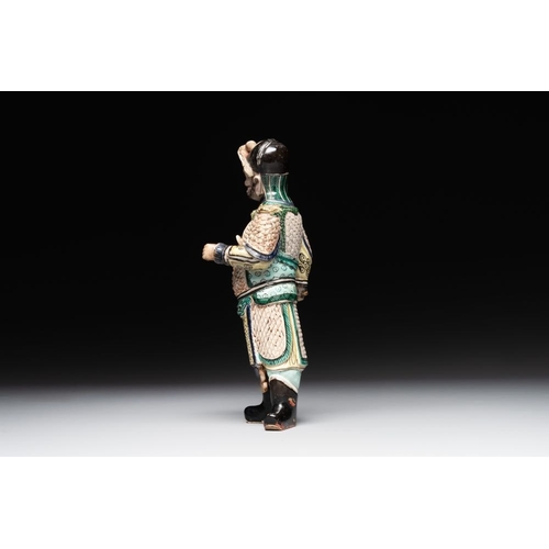 428 - A fine Chinese verte biscuit figure of a warrior on wooden stand, KangxiH.: 24,5 cm (incl. stand)H.:... 