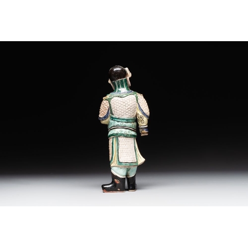 428 - A fine Chinese verte biscuit figure of a warrior on wooden stand, KangxiH.: 24,5 cm (incl. stand)H.:... 