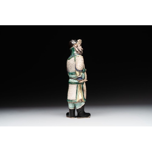 428 - A fine Chinese verte biscuit figure of a warrior on wooden stand, KangxiH.: 24,5 cm (incl. stand)H.:... 