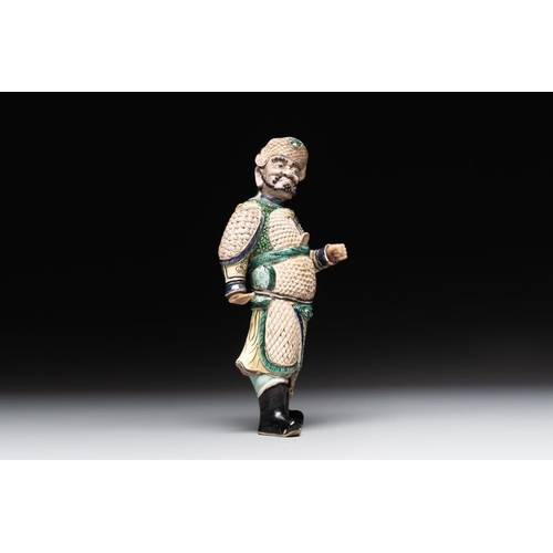 428 - A fine Chinese verte biscuit figure of a warrior on wooden stand, KangxiH.: 24,5 cm (incl. stand)H.:... 