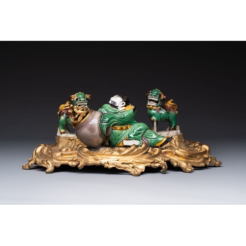 429 - A French ormolu inkwell inset with Chinese verte biscuit porcelain, 19th C. and KangxiDim.: 36,5 x 2... 