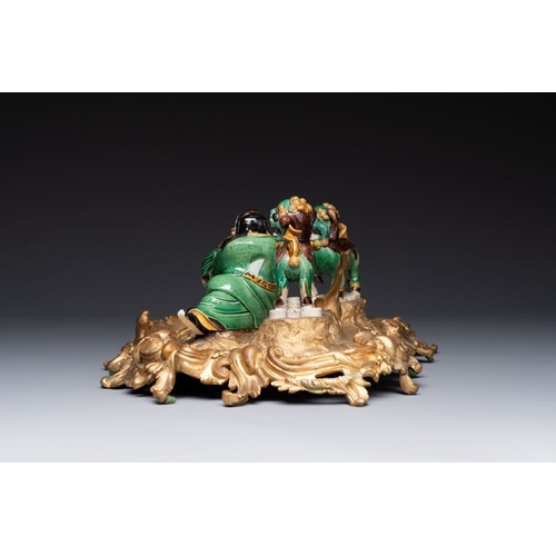 429 - A French ormolu inkwell inset with Chinese verte biscuit porcelain, 19th C. and KangxiDim.: 36,5 x 2... 