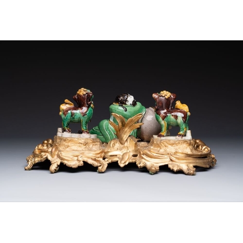 429 - A French ormolu inkwell inset with Chinese verte biscuit porcelain, 19th C. and KangxiDim.: 36,5 x 2... 