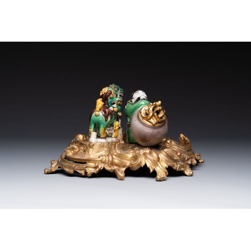 429 - A French ormolu inkwell inset with Chinese verte biscuit porcelain, 19th C. and KangxiDim.: 36,5 x 2... 