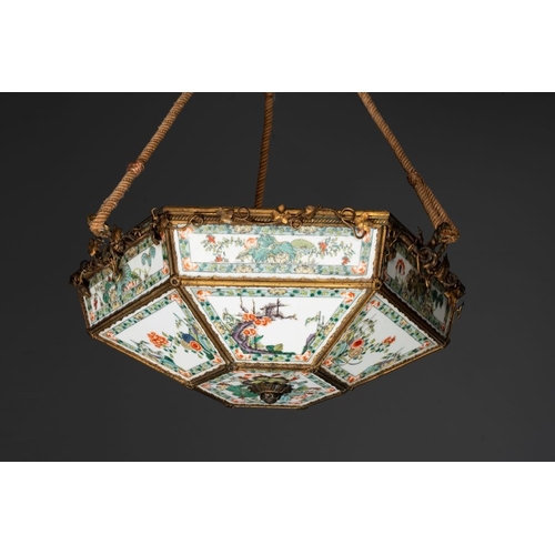 430 - A French chandelier inset with Chinese famille verte plaques, 19th C.Dia.: 39 cm - H.: 55 cmThe abse... 