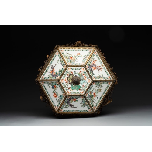 430 - A French chandelier inset with Chinese famille verte plaques, 19th C.Dia.: 39 cm - H.: 55 cmThe abse... 