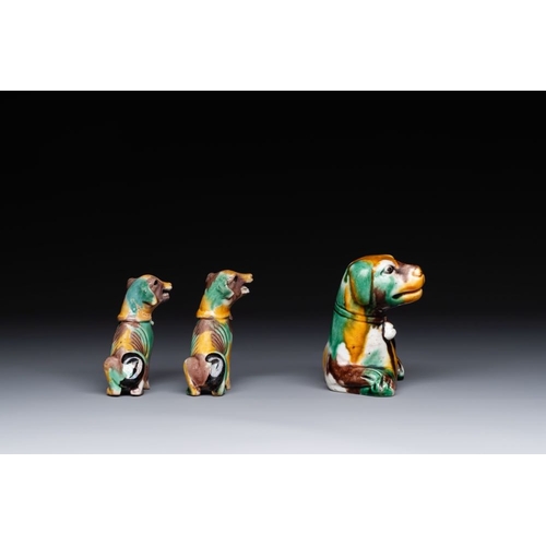 431 - Three Chinese sancai-glazed dogs, Qianlong and laterL.: 11,9 cm - H.: 8,2 cm (the largest)L.: 5,6 cm... 