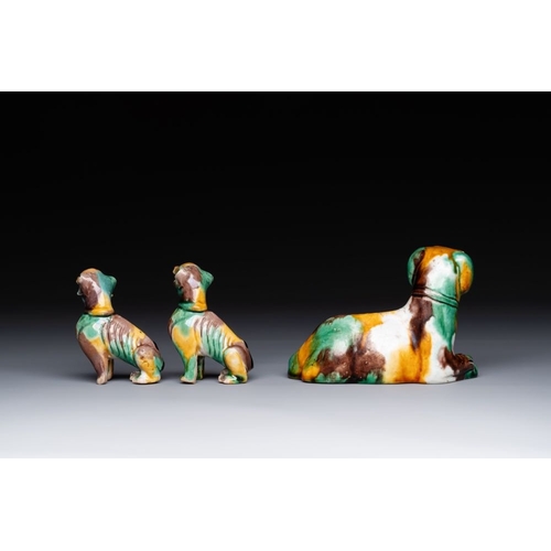 431 - Three Chinese sancai-glazed dogs, Qianlong and laterL.: 11,9 cm - H.: 8,2 cm (the largest)L.: 5,6 cm... 