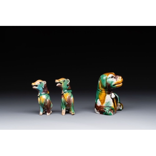 431 - Three Chinese sancai-glazed dogs, Qianlong and laterL.: 11,9 cm - H.: 8,2 cm (the largest)L.: 5,6 cm... 