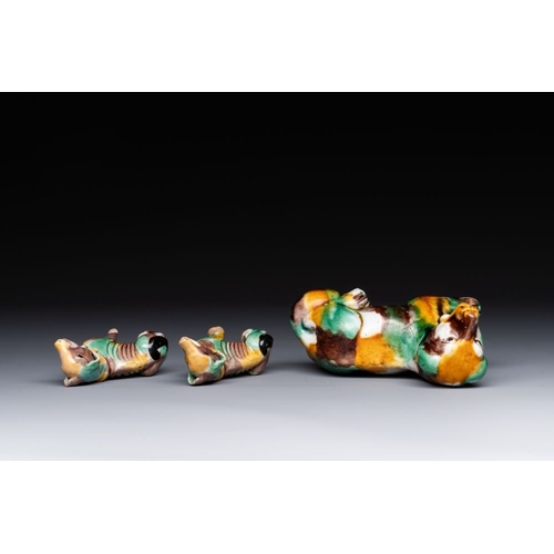 431 - Three Chinese sancai-glazed dogs, Qianlong and laterL.: 11,9 cm - H.: 8,2 cm (the largest)L.: 5,6 cm... 