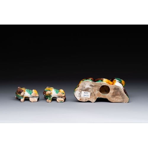 431 - Three Chinese sancai-glazed dogs, Qianlong and laterL.: 11,9 cm - H.: 8,2 cm (the largest)L.: 5,6 cm... 