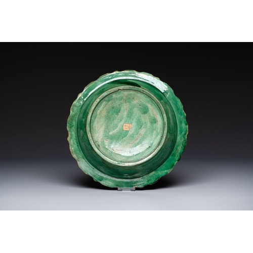 432 - A Chinese sancai-glazed flower-shaped 'crane' plate, MingDia.: 29 cmThe absence of a condition repor... 