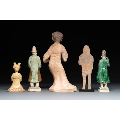 435 - Five various Chinese terracotta figures, Northern Wei/Sui/MingH.: 31,5 cm - L.: 16,7 cm (the tallest... 