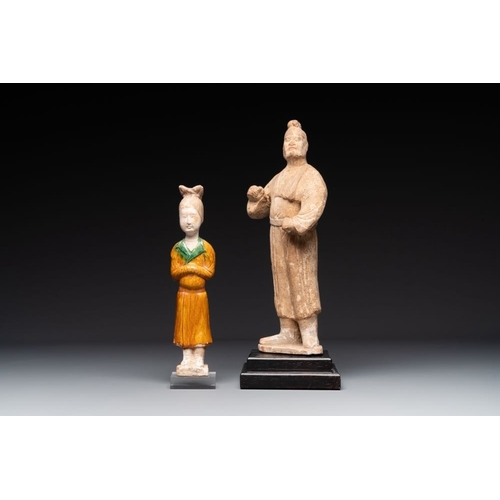 436 - A group of 9 Chinese terracotta and wooden figures, Northern Qi and laterH.: 48 cm - L.: 13,3 cm (th... 