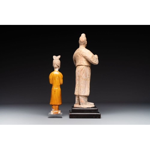 436 - A group of 9 Chinese terracotta and wooden figures, Northern Qi and laterH.: 48 cm - L.: 13,3 cm (th... 