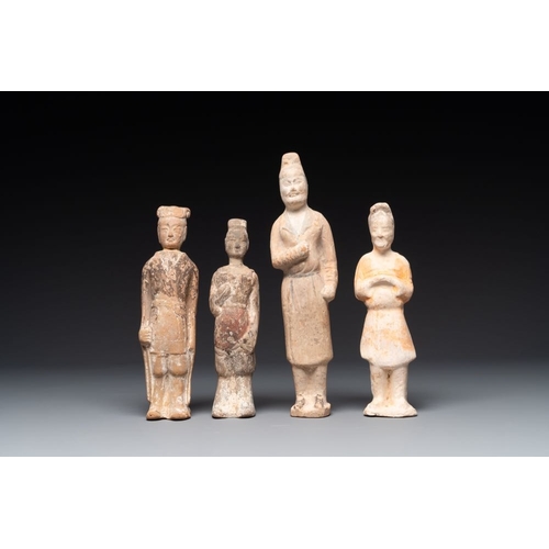 436 - A group of 9 Chinese terracotta and wooden figures, Northern Qi and laterH.: 48 cm - L.: 13,3 cm (th... 