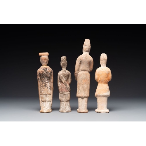 436 - A group of 9 Chinese terracotta and wooden figures, Northern Qi and laterH.: 48 cm - L.: 13,3 cm (th... 