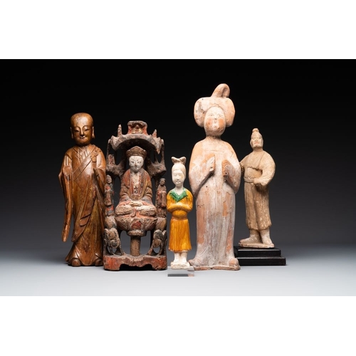 436 - A group of 9 Chinese terracotta and wooden figures, Northern Qi and laterH.: 48 cm - L.: 13,3 cm (th... 