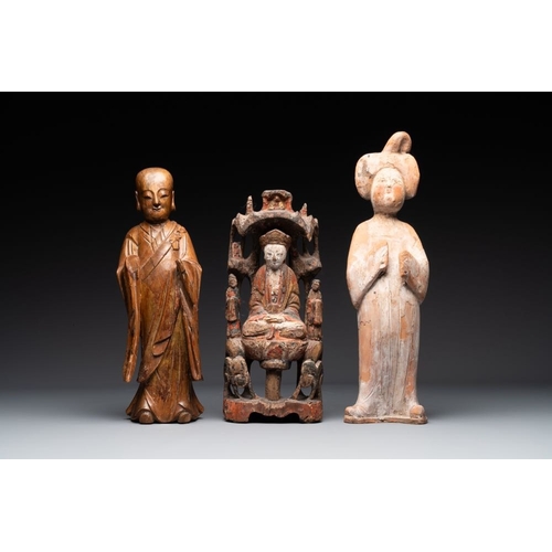 436 - A group of 9 Chinese terracotta and wooden figures, Northern Qi and laterH.: 48 cm - L.: 13,3 cm (th... 