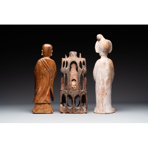 436 - A group of 9 Chinese terracotta and wooden figures, Northern Qi and laterH.: 48 cm - L.: 13,3 cm (th... 