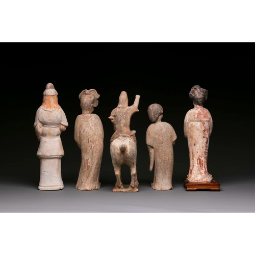 437 - Five various Chinese painted terracotta figures, TangH.: 35,5 cm (the tallest)H.: 29 cm (the smalles... 